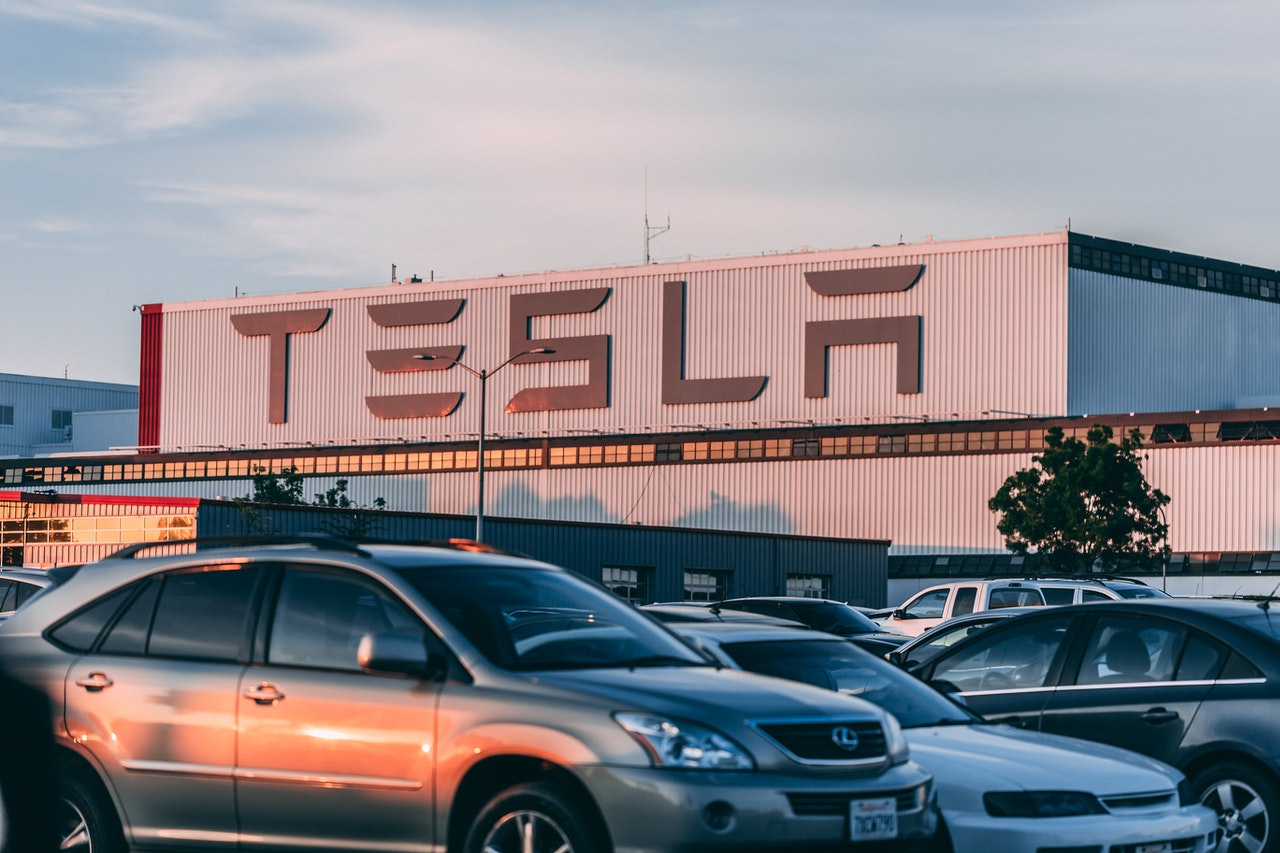 „Tesla“ planuoja atleisti 14 tūkst. darbuotojų